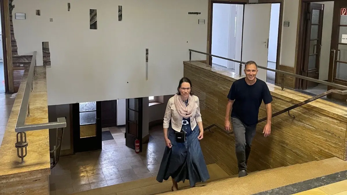 Miriam und Dr. Michael Kreher im großen, breiten Treppenaufgang im ehemaligen AOK-Gebäude in Bad Liebenwerda. Die Kurstädter meinen: „Es muss doch machbar sein, das schöne Haus nachzunutzen.“