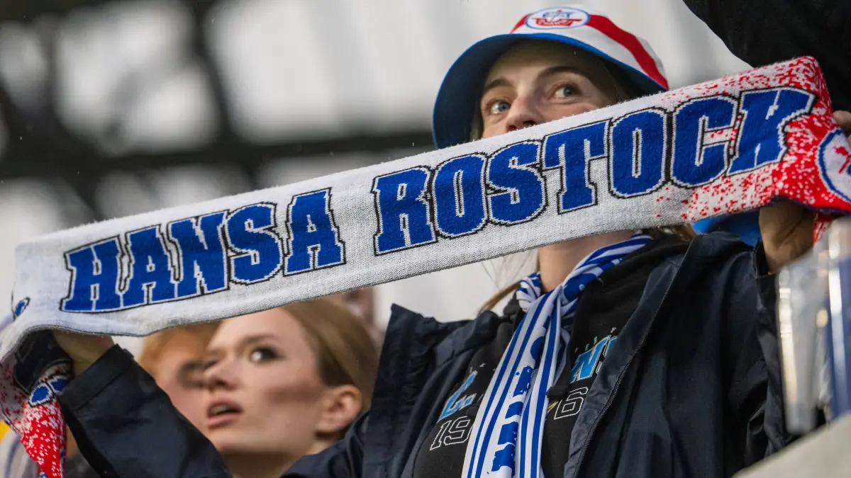 3. Liga - 2026/2027 - Sp. 6 - FC Hansa Rostock gegen VfB Stuttgart II: Rostock, Deutschland 16. September 2026: 3. Liga - 2026/2027 - Sp. 6 - FC Hansa Rostock gegen VfB Stuttgart II Im Bild: Fan mit Hansa Rostock mit Schal /// DFB / DFL regulations prohibit any use of photographs as image sequences and/or quasi-video /// *** Rostock, Germany, September 16, 2026 3rd Division 20262027, Matchday 6: FC Hansa Rostock vs. VfB Stuttgart II. Pictured: A Hansa Rostock fan wearing a scarf. DFB and DFL regulations prohibit any use of photographs as image sequences and/or quasi-video. Copyright: xFotostandx/xVoelkerx
