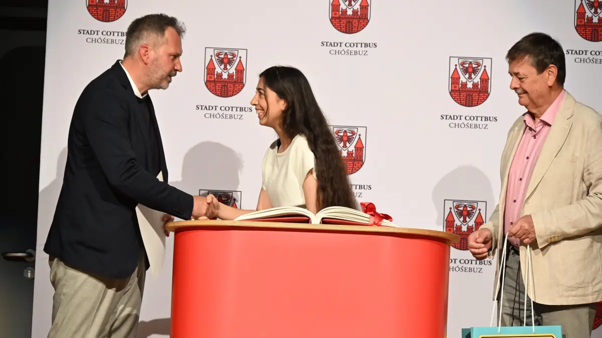 Ehrung Einser Abiturienten 2026: Einser-Abiturienten und Musikschüler geehrt
In die Ehrenchronik der Stadt Cottbus konnten sich am Donnerstagnachmittag im Cottbuser Stadthaus 15 von insgesamt 21 Absolventinnen und Absolventen des Jahrgangs 20225/26 mit einem 1,0er-Abitur sowie 9 von 11 erfolgreiche Teilnehmerinnen und Teilnehmer am Bundeswettbewerb Jugend musiziert 2026 auf Grund ihrer hervorragenden Leistungen eintragen.Sie errangen beim 63. Bundeswettbewerb fünf erste Plätze, vier zweite Plätze und zweimal einen dritten Platz Spitzenreiter bei den Einser-Abiturienten ist das Max-Steenbeck-Gymnasium. Hier erreichten elf Schülerinnen und Schüler die meisten Bestnoten.