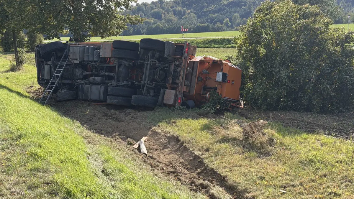 Datum: 17.09.2026 / Ort: Rauschwitz
Gleich zum zweiten Mal innerhalb weniger Stunden ist auf der S94 bei Kamenz ein LKW verunglückt. Nachdem bereits am Morgen in Höhe der Ortslage Deutschbaselitz ein LKW von der Fahrbahn abkam und umkippte, ereignete sich bei Rauschwitz am Nachmittag fast genau das gleiche Szenario: aus bisher ungeklärter Ursache kam ein Laster von der Straße ab, überfuhr einen Baum und kippte schließlich auf die Seite. Der Fahrer des LKW konnte sich selbst ins Freie retten, Rettungskräfte versorgten ihn und brachten ihn in ein Krankenhaus. Die Polizei nimmt aktuell den Unfall auf. Im weiteren Verlauf wird eine Spezialfirma den LKW bergen. Dazu wird es nötig sein, die S94 zu sperren.