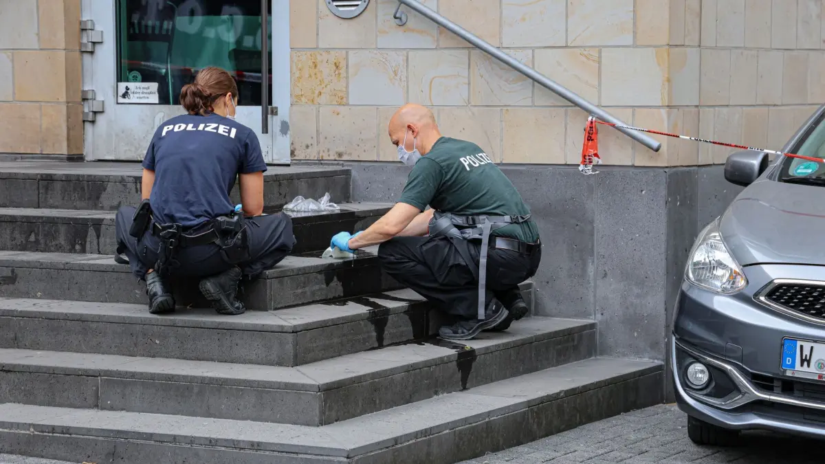 Feuer an Nebeneingang von Synagoge Wuppertal gelegt: Polizisten sichern Spuren an der neuen Synagoge. An einem Nebeneingang der neuen Synagoge Wuppertal ist am frühen Nachmittag ein Feuer gelegt worden. Es sei von Angehörigen der Synagoge gelöscht worden, berichtete ein Sprecher der Polizei. Verletzt worden sei niemand. (zu dpa: «Mann soll Feuer an Tür von Wuppertaler Synagoge gelegt haben»)
