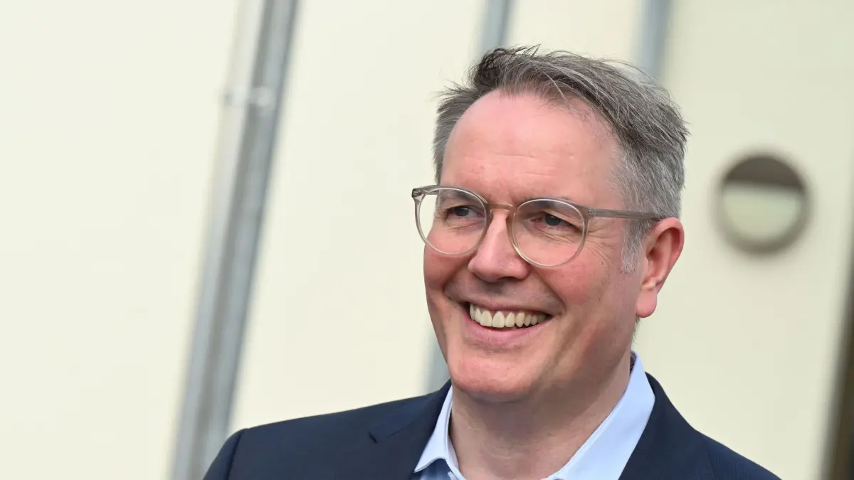 Alexander Schweitzer: ARCHIV - 22.03.2026, Rheinland-Pfalz, Bad Bergzabern: Alexander Schweitzer (SPD), SPD-Fraktionschef und früherer Ministerpräsident von Rheinland-Pfalz, aufgenommen in der Schlosshalle. (zu dpa: «SPD-Fraktionschef Schweitzer feiert 53. im Landtag») Foto: Uli Deck/dpa +++ dpa-Bildfunk +++