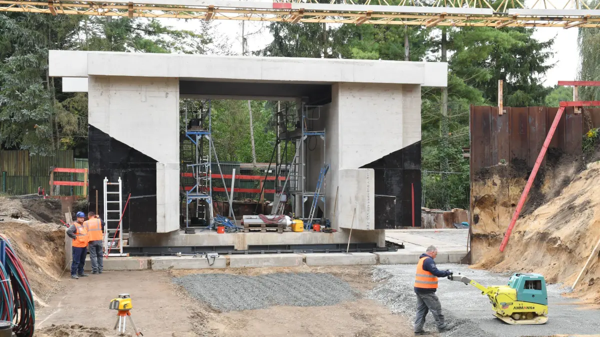 Finale Arbeiten an der Eisenbahnbrücke zwischen Elsterwerda und Elsterwerda- Biehla – Nach links abbiegen mit 440 Tonnen : Finale Arbeiten an der Eisenbahnbrücke zwischen Elsterwerda und Elsterwerda- Biehla – Nach links abbiegen mit 440 Tonnen
- Beim Bau der neuen Eisenbahnbrücke auf der Bahnstrecke Elsterwerda- Elsterwerda- Biehla haben die Bauarbeiten ihren finalen Höhepunkt erreicht. Mit schwerer Technik ist das zunächst abseits des eigentlichen Bahnkörpers in den vergangenen Wochen gegossene zukünftige Brückenbauwerk zunächst in Richtung Norden und dann in Fahrtrichtung nach links in den Bahndamm zwischen die beiden Gleise eingeschoben worden