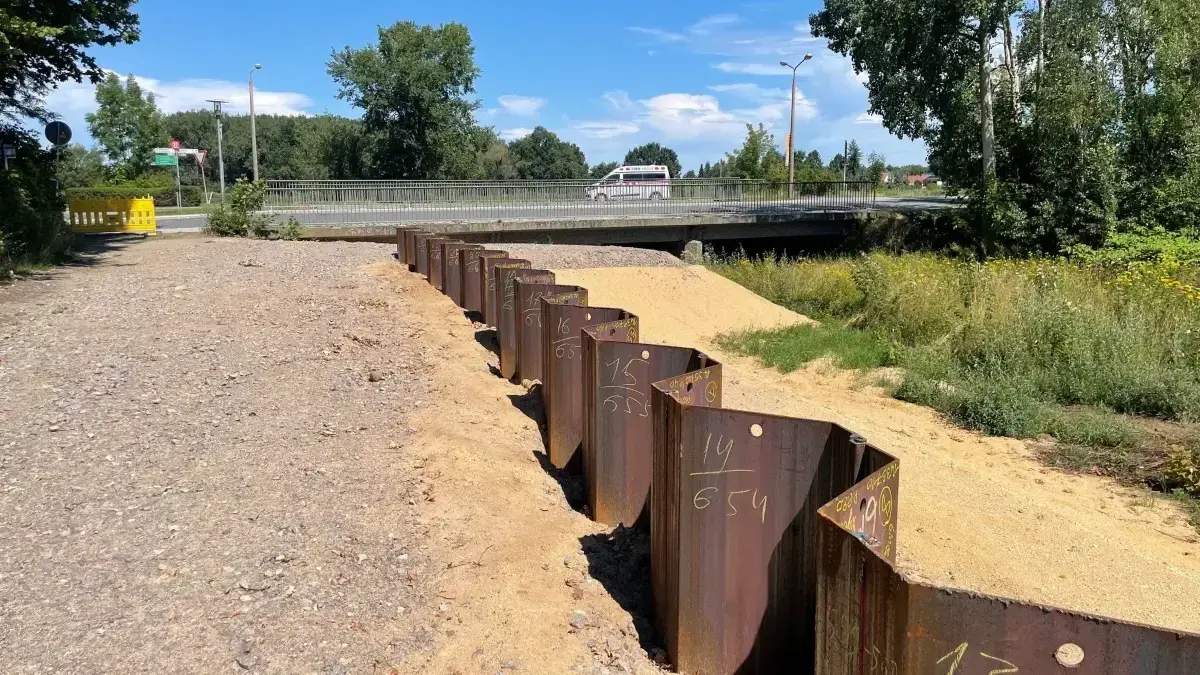 Die Spundwand zieht sich bis zur Schliebener Straße in Herzberg/Elster. Nachdem die linksseitigen Maßnahmen zum Hochwasserschutz im Stadtgebiet abgeschlossen wurden, ist jetzt die rechte Seite dran. Wann geht es los?