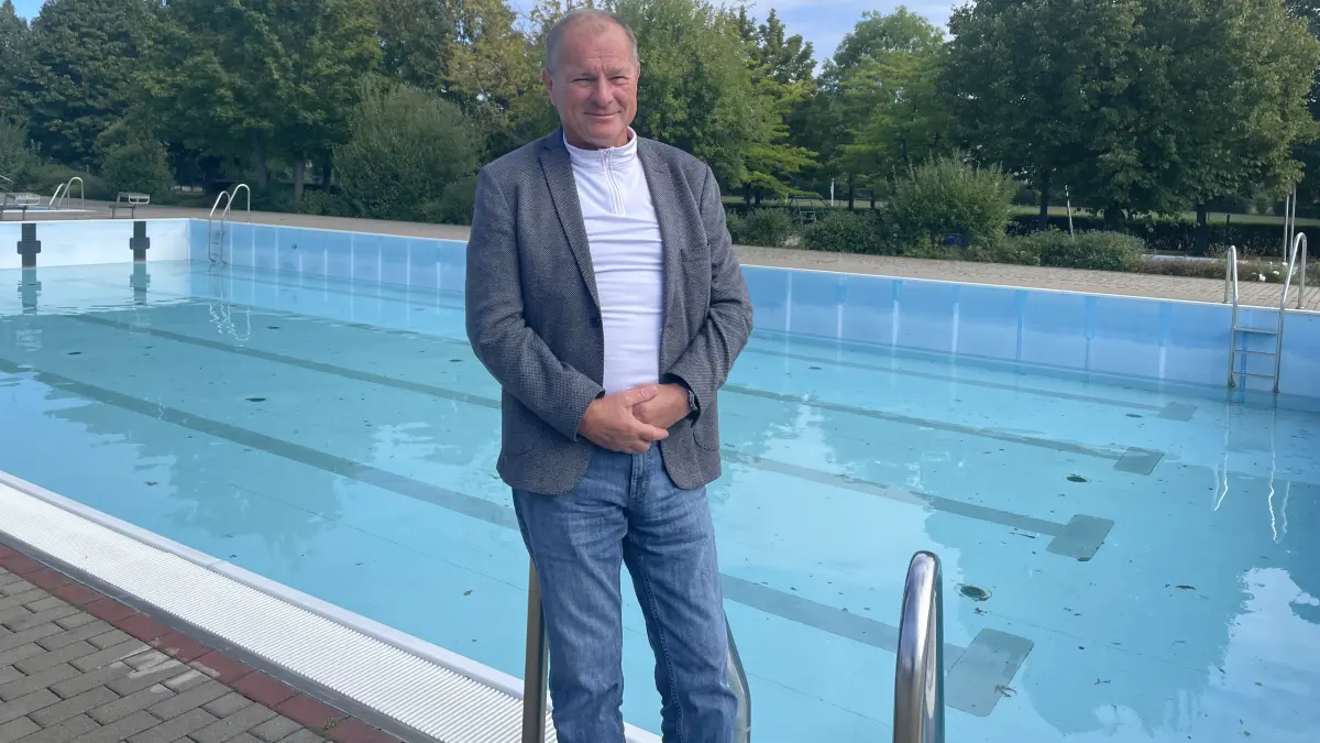 Mit Jeans und Jacket kennt man Eddy Anders im Erlebnisbad Tröbitz eher nicht. Der Schwimmmeister geht in den Ruhestand und sagt, wie seine Zukunft und die des Bades aussehen könnten.