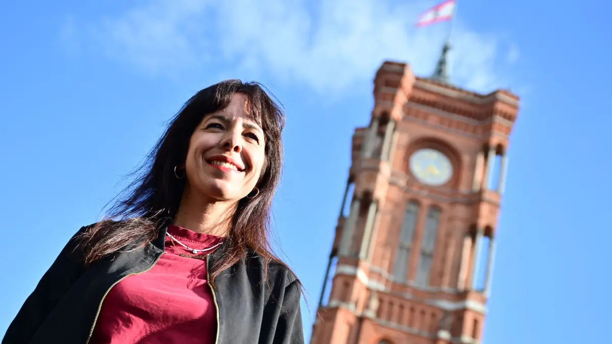 Elif Eralp: Elif Eralp, Linken-Spitzenkandidatin bei der Wahl zum Abgeordnetenhaus von Berlin 2026, kommt zum Wahlkampfabschluss der Linken für die Wahl zum 20. Abgeordnetenhaus von Berlin vor dem Roten Rathaus. (zu dpa: «Linken-Kandidatin Eralp wirbt für «Politikwechsel» in Berlin»)