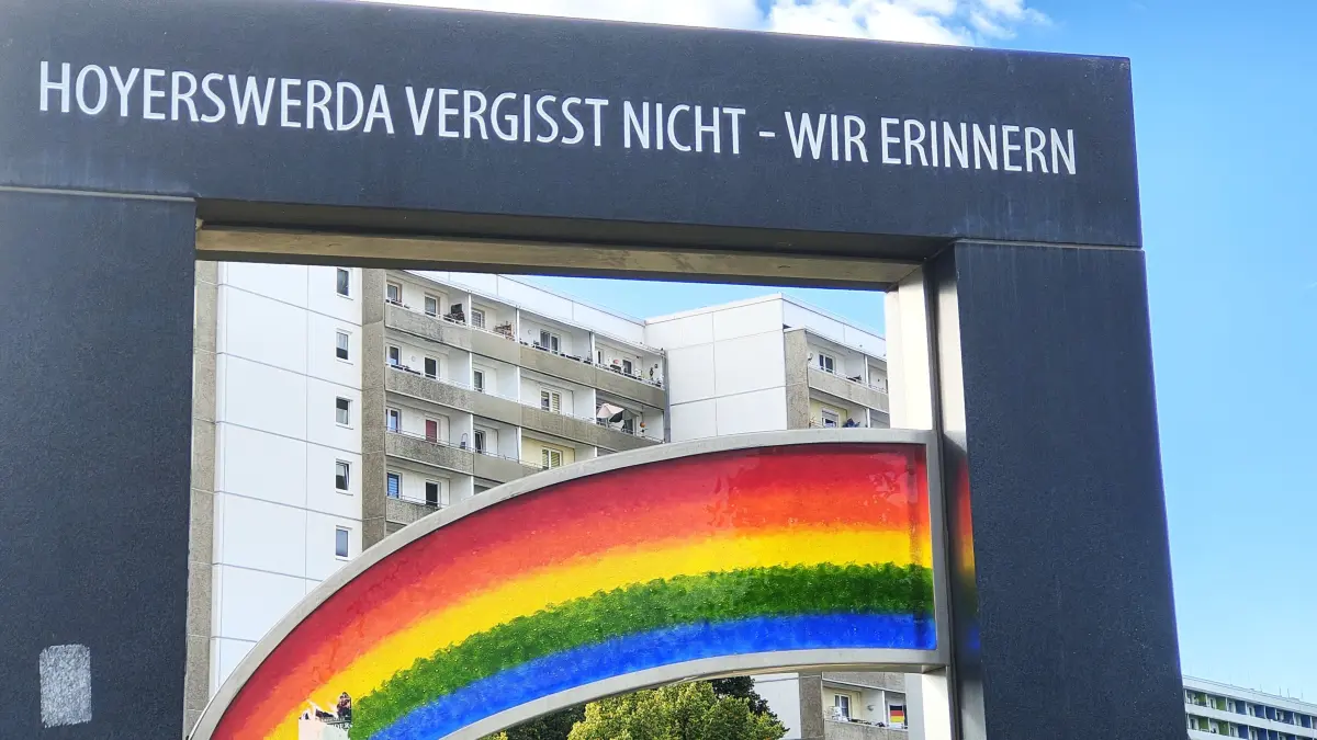 Das Denkmal im Zentralpark erinnert an die ausländerfeindlichen Ausschreitungen 1991 in Hoyerswerda.