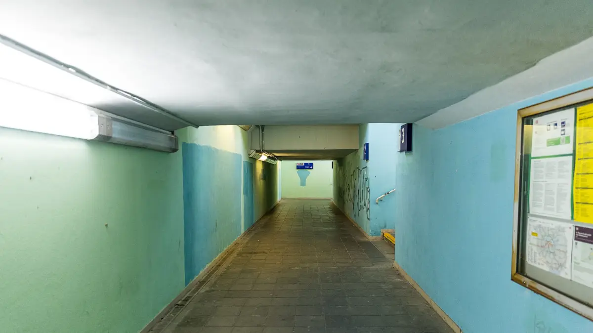 Fußgängertunnel des Bahnhofs in Calau. Auf der Wand links wurde die betroffene Fläche übermalt.