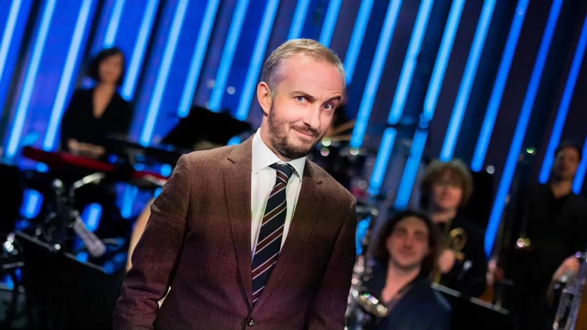 Jan Böhmermann: ARCHIV - 02.12.2021, Nordrhein-Westfalen, Köln: Moderator Jan Böhmermann steht im Anschluss an seine Late-Night-Show «ZDF Magazin Royal» vor seinem Orchester, dem Rundfunk Tanzorchester Ehrenfeld. (zu dpa: «Böhmermann hört mit «ZDF Magazin Royale» auf») Foto: Rolf Vennenbernd/dpa +++ dpa-Bildfunk +++