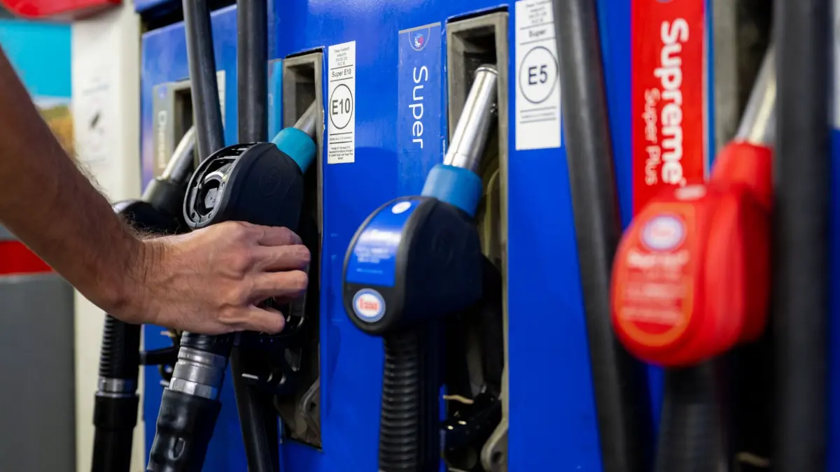 Tanken: ARCHIV - 01.09.2022, Bayern, München: Ein Autofahrer hängt an einer Tankstelle eine Zapfpistole in die Zapfsäule. (zu dpa: «Mehrheit hält geplante Spritpreissenkung für Wahlkampf») Foto: Lennart Preiss/dpa +++ dpa-Bildfunk +++
