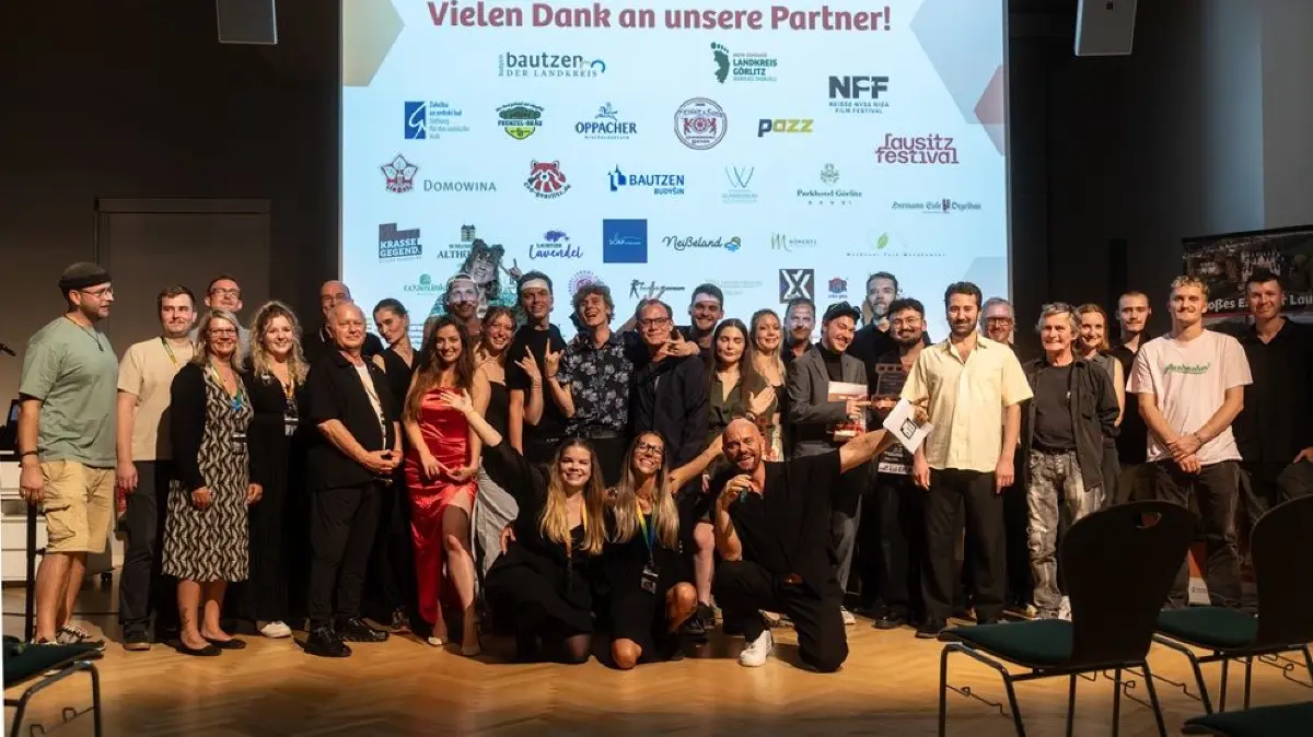 Das Abschlussbild bei der Premiere im Haus der Sorben in Bautzen mit allen Beteiligten der drei Film-Teams und den Organisatoren der Marketinggesellschaft Oberlausitz GmbH.