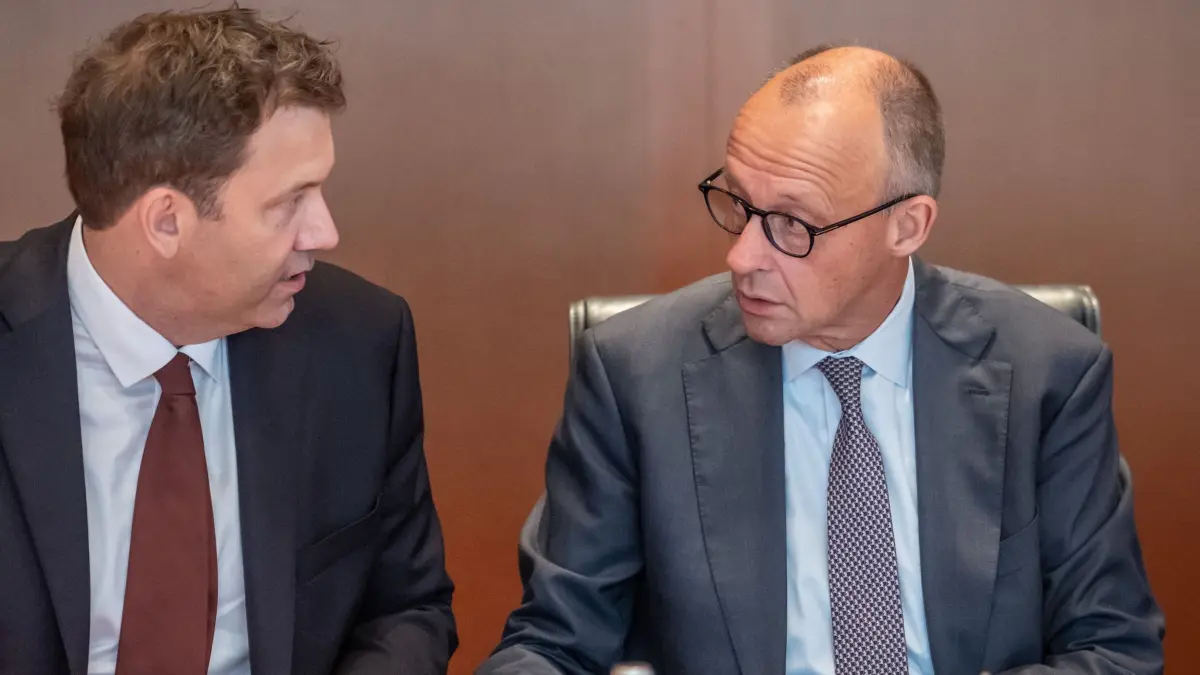 Bundeskabinett: Bundeskanzler Friedrich Merz (r, CDU) spricht mit Lars Klingbeil (SPD), Bundesminister der Finanzen, vor der Sitzung des Bundeskabinetts im Kanzleramt. (zu dpa: «Koalition ringt weiter um Entlastung bei Spritpreisen»)