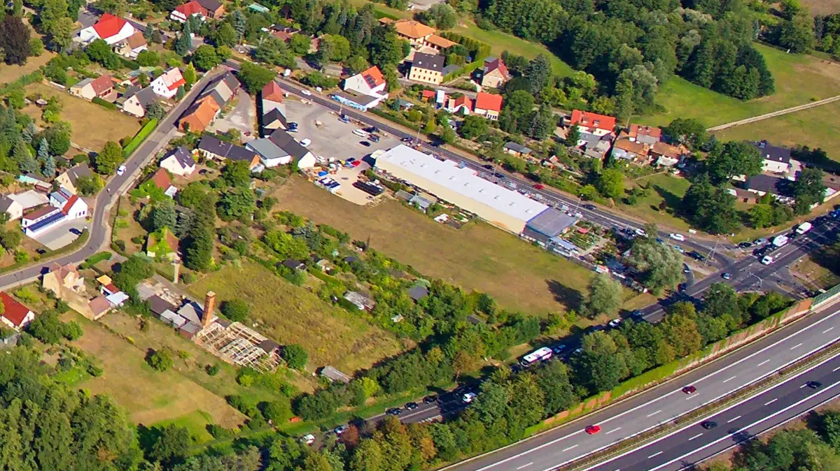 Blick auf den Baumarkt und das Plangebiet für den Einzelhandelsstandort an der L49 in Vetschau.