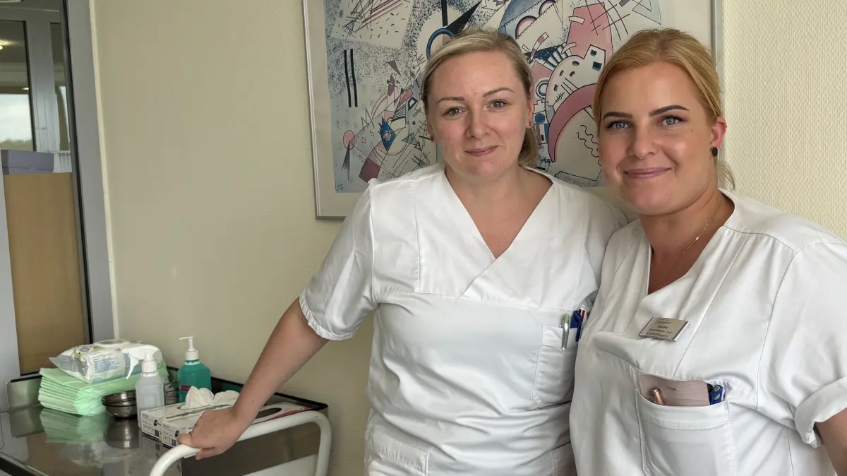 Gesundheits- und Krankenpflegerinnen Carolin Beil und Claudia Reichelt (v.l.) machen ihren Job am Kreiskrankenhaus Weißwasser in der Abteilung Chirurgie 1 und 2 gerne. Die Wertschätzung der Patienten sei dabei nach wie vor ein wichtiger Punkt – um auch mal stressigere Tage besser bewältigen zu können.
