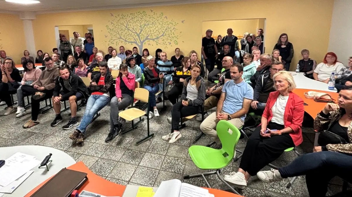 Wenn die Luft brennt, sind die Zuschauerreihen in den Sitzungen der Gemeindevertretungen voll. Wie hier am Donnerstagabend (17. September) in Hirschfeld. Es geht nicht mehr und nicht weniger als um den Erhalt der Grundschule.
