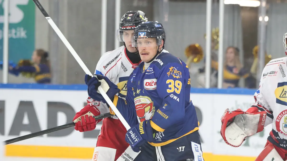 Lausitzer Fuechse vs. EV Landshut: 18.09.2026, Weisswasser, Lausitzer Fuechse vs. EV Landshut
Martin Has (77, EV Landshut), Jacob Schmidt-Svejstrup (39, Lausitzer Fuechse)