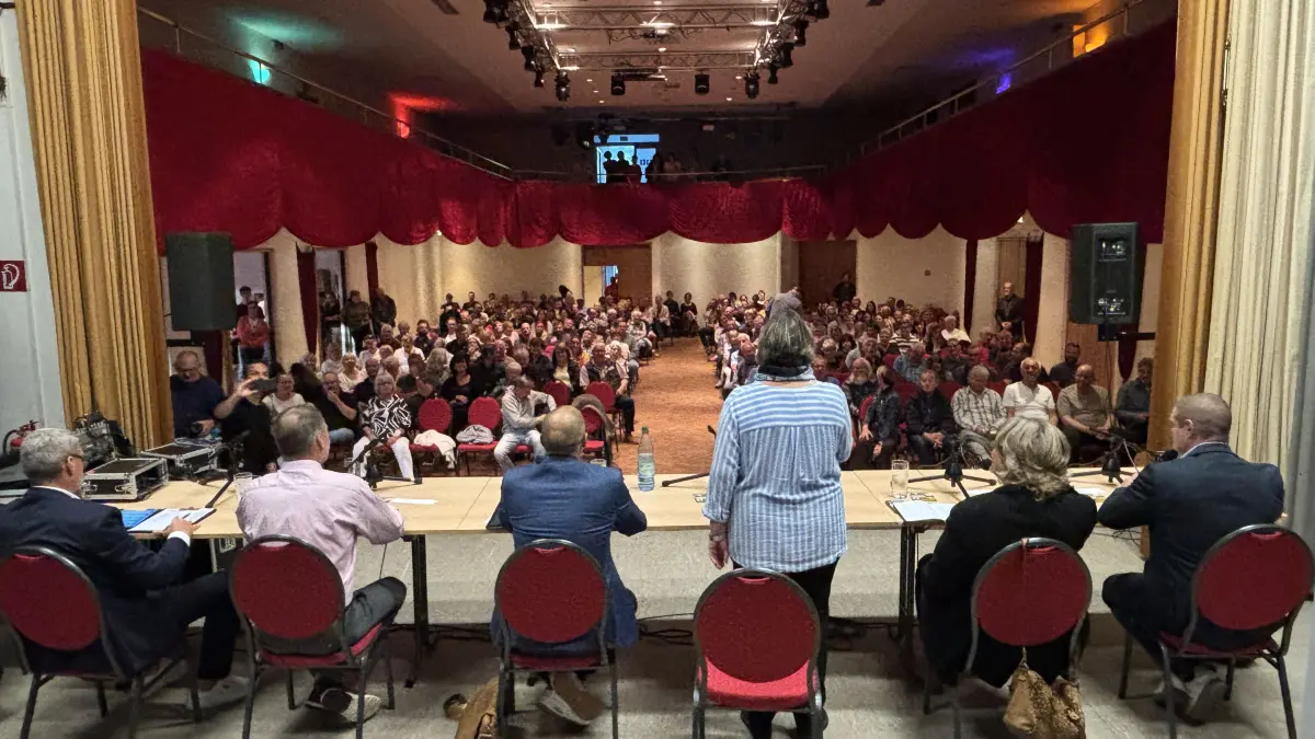 Die Bürgermeisterwahl in Bad Muskau steht bevor. Beim Forum der Lausitzer Rundschau, moderiert von Repoterin Regina Weiß, in den Räumlichkeiten des Lindenhofs, kommen die fünf Kandidaten ins Schwitzen. Denn Fragen haben die Bürger einige.