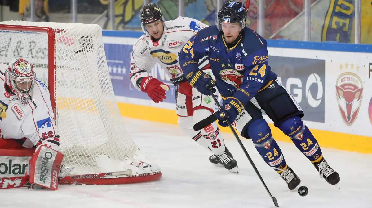 Lausitzer Fuechse vs. EV Landshut: 18.09.2026, Weisswasser, Lausitzer Fuechse vs. EV Landshut
Stephan Lukes (56, EV Landshut), John Broda (24, Lausitzer Fuechse), David Stieler (21, EV Landshut)