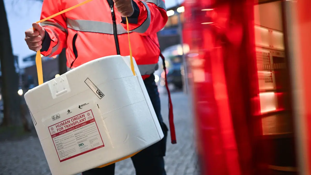 Organspende: Ein Mitarbeiter der Malteser stellt eine Kühlbox für eine Organspende in einen Transporter. (gestellte Szene) (zu dpa: «Abgeordnetengruppe gegen große Umstellung bei Organspenden»)