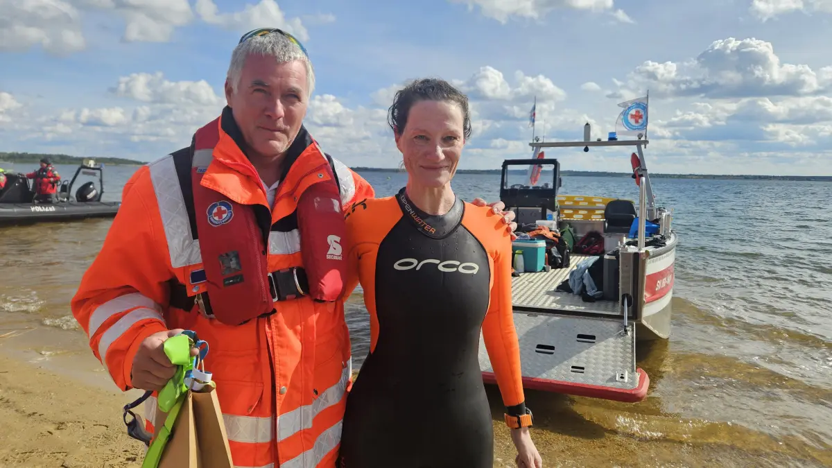 Nach fast 19 Kilometern im Wasser: Pavla Petrová ist am Großräschener Stadtstrand angekommen. An ihrer Seite Hagen Aust von der Wasserwacht Hoyerswerda, die sie auf der Strecke begleitet hat.