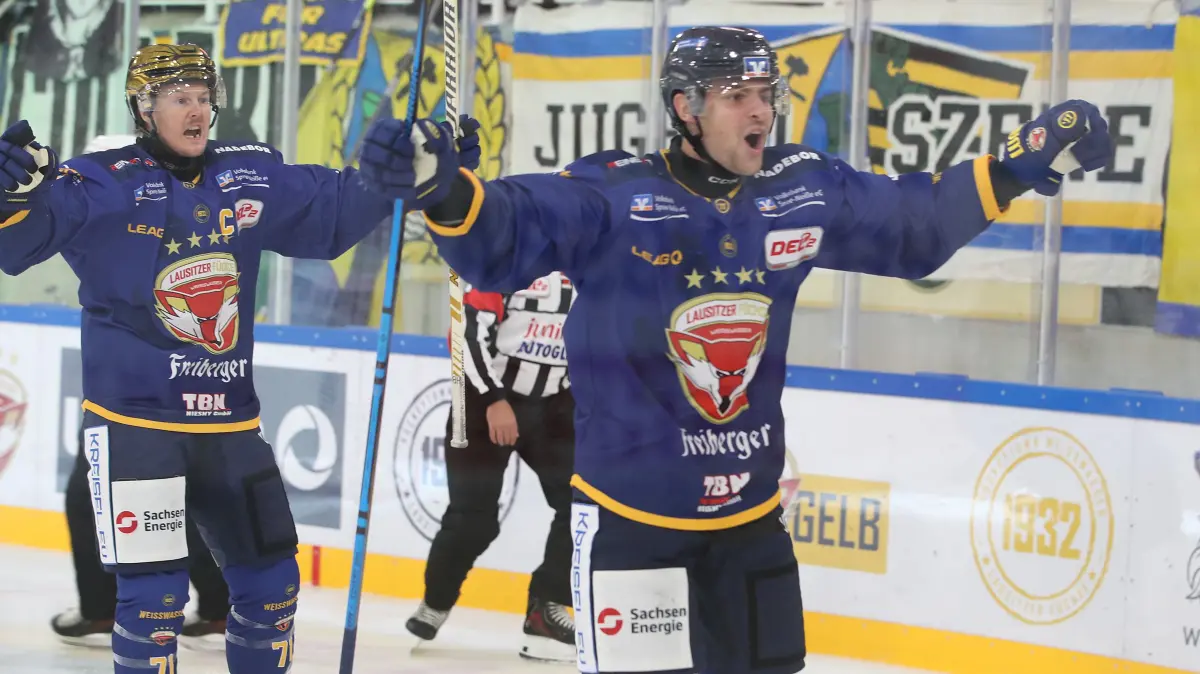 Lausitzer Fuechse vs. EV Landshut: 18.09.2026, Weisswasser, Lausitzer Fuechse vs. EV Landshut
Jubel bei Clarke Breitkreuz (71, Lausitzer Fuechse) und Alex Braennstam (11, Lausitzer Fuechse)