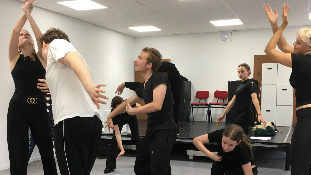 Die Senftenberger Theatergruppe L.u.S.T. präsentiert in Frankfurt am Main ihre Eigenproduktion „Hinter geschlossenen Augen“.