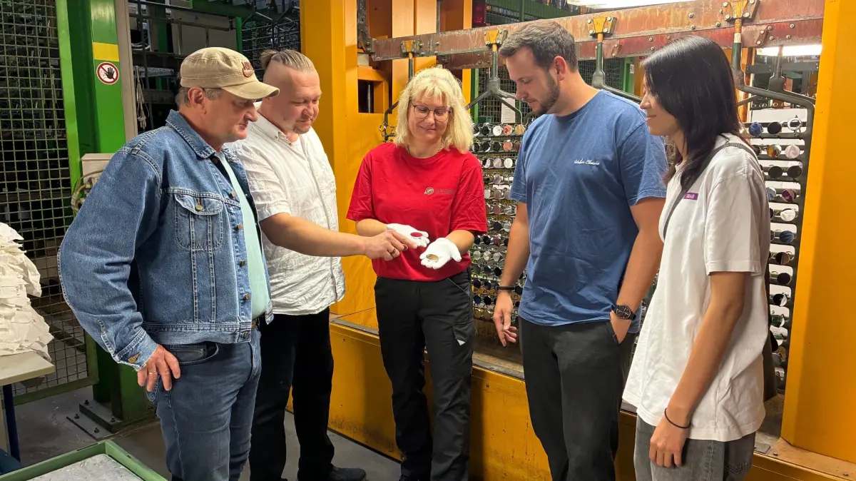 Rundgang beim Tag der offenen Tür bei der Firma E.u.Ro. Chrom GmbH. Vor dem Chromautomaten, v.l.: Besucher und Nachbar aus dem Radelandweg Gerd Herrmann, Geschäftsführer Thomas Eperjesi, Anlagenfahrerin Jana Lehmann, Markus Thiele und Si Run Ma von der Firma BWB Flugzeuggalvanik Dresden. Hier zeigt sich, wie eng Betriebe zusammenarbeiten – und welche Perspektiven sich daraus für Herzberg/Elster ergeben könnten.