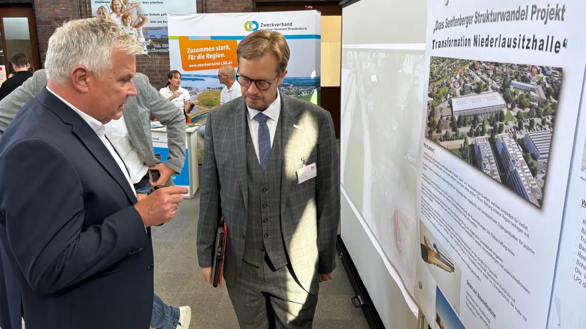 Hier diskutieren der Senftenberger Bürgermeister Andreas Pfeiffer (r.) und Lausitzbeauftragter Dr. Klaus Freytag über die bevorstehende Sanierung der Niederlausitzhalle.