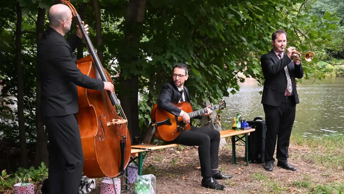 Spreekonzert 2026: Am kiekebuscher Wehr unterhielt Savoy Satellites das Publikum.
Fluss mit lustig - Spree wurde zur Konzertmeile
Das Spreekonzert feierte am Samstag seine hitzebedingt verspätete Premiere. Vom frühen Nachmittag an luden zehn verschiedene Stationen entlang der Spree dazu ein, Musik, Natur und die besondere Flusslandschaft mitten in Cottbus/Chóśebuz neu zu entdecken.
Ursprünglich sollte das neue Kulturformat bereits am 28. Juni stattfinden. Aufgrund der angekündigten Temperaturen von rund 40 Grad wurde die Veranstaltung jedoch aus Verantwortung gegenüber allen Beteiligten verschoben. Statt Hochsommerhitze war es nun ein schöner Spätsommertag an der Spree mit viel Natur und Kultur.