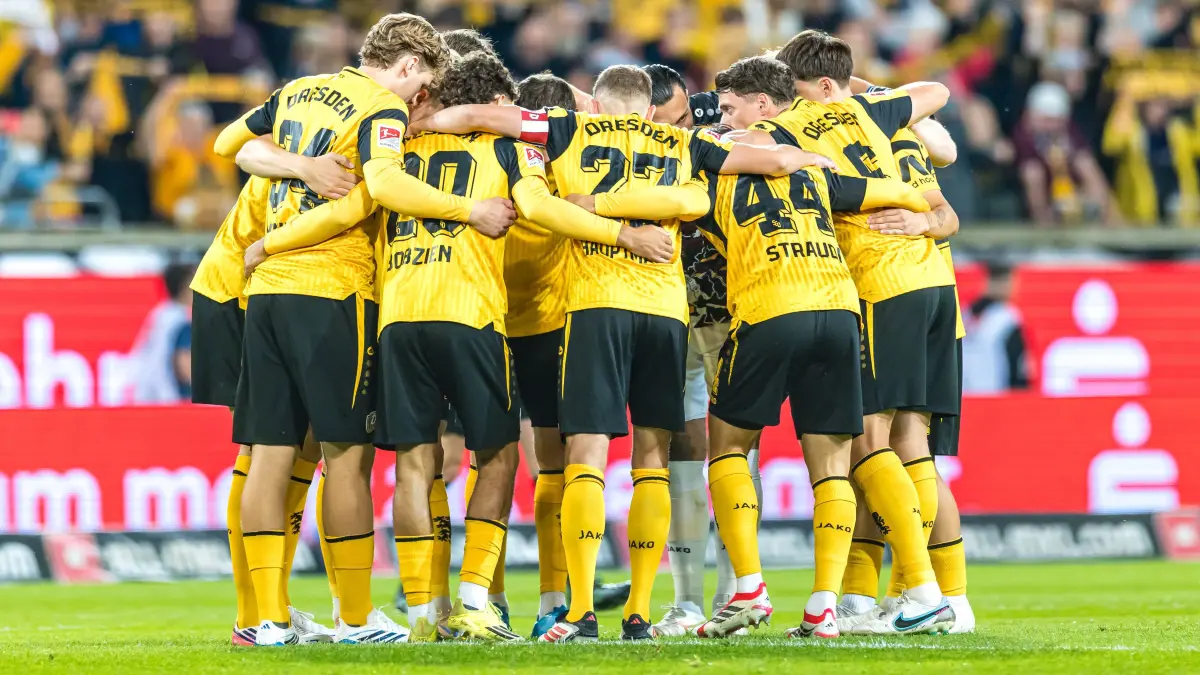Dynamo Dresden - Hertha BSC: Fußball, Männer: 2. Bundesliga, Dynamo Dresden - Hertha BSC, 6. Spieltag, Rudolf-Harbig-Stadion. Dresdner Spieler bilden einen Kreis.