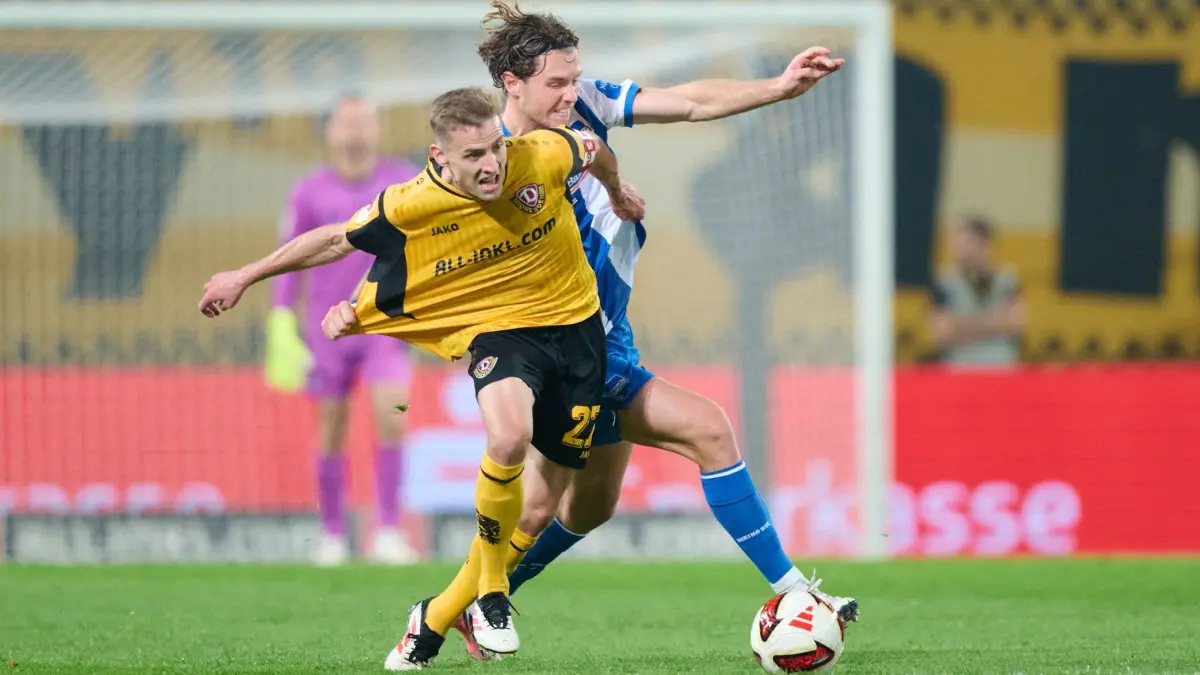 SG Dynamo Dresden - Hertha BSC: 19.09.2026, Sachsen, Dresden: Fußball, Männer: 2. Bundesliga, SG Dynamo Dresden - Hertha BSC, 6. Spieltag, Rudolf-Harbig-Stadion, Niklas Hauptmann (Dynamo Dresden, l) gegen Linus Gechter (Hertha BSC). Foto: Robert Michael/dpa - WICHTIGER HINWEIS: Gemäß den Vorgaben der Bundesliga bzw. des DFB Deutscher Fußball-Bund ist es untersagt, in dem Stadion und/oder vom Spiel angefertigte Fotoaufnahmen in Form von Sequenzbildern und/oder videoähnlichen Fotostrecken zu verwerten bzw. verwerten zu lassen. +++ dpa-Bildfunk +++