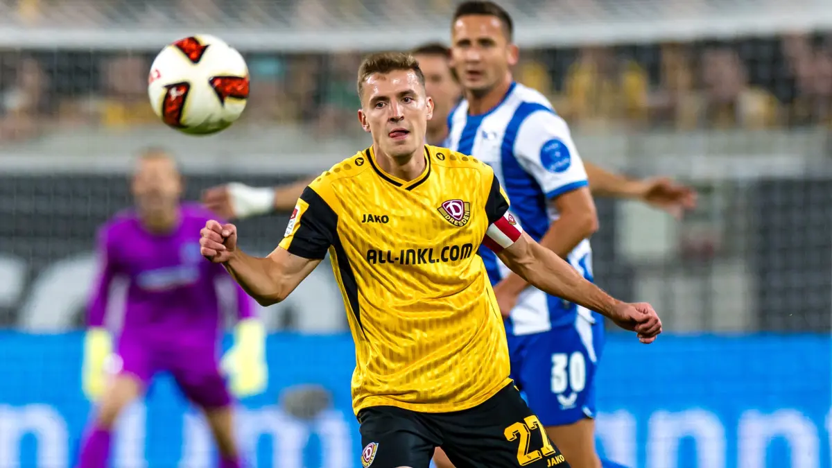 Dynamo Dresden - Hertha BSC: Fußball, Männer: 2. Bundesliga, Dynamo Dresden - Hertha BSC, 6. Spieltag, Rudolf-Harbig-Stadion. Niklas Hauptmann (Dynamo Dresden) spielt den Ball.