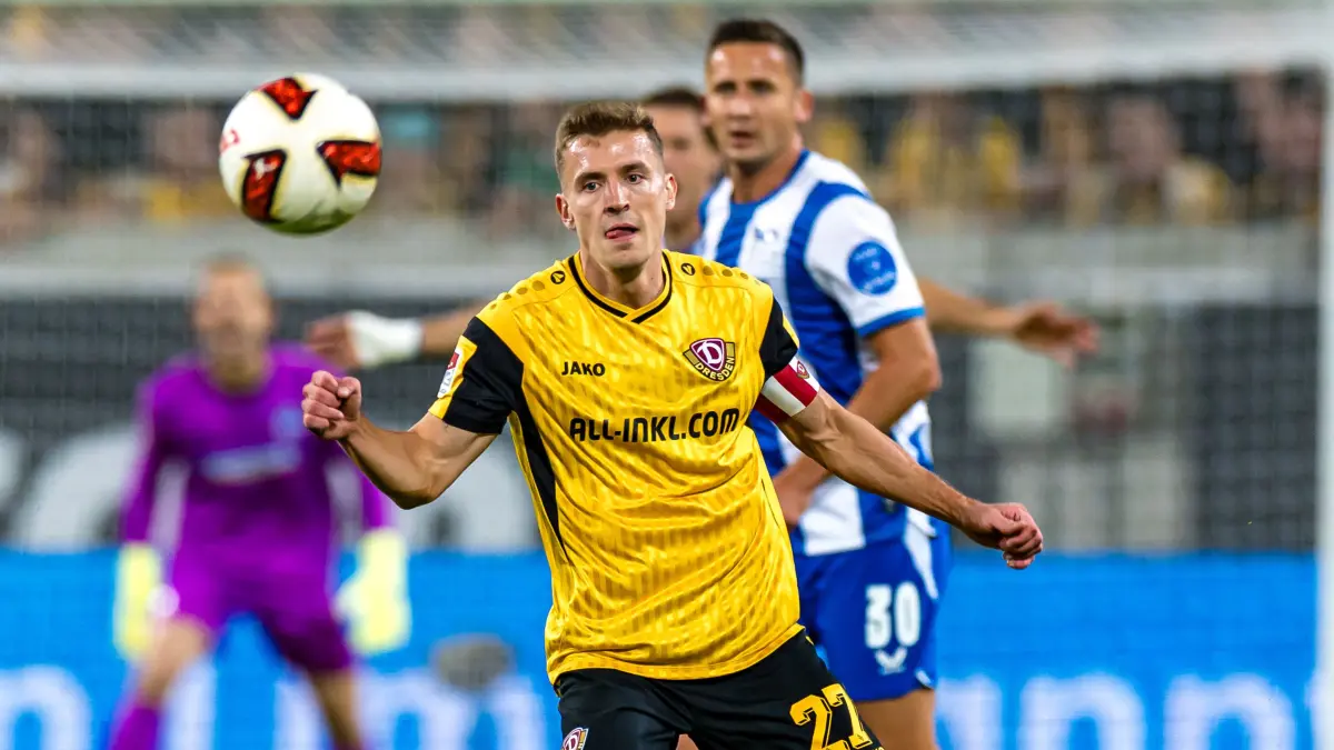 Dynamo Dresden - Hertha BSC: Fußball, Männer: 2. Bundesliga, Dynamo Dresden - Hertha BSC, 6. Spieltag, Rudolf-Harbig-Stadion. Niklas Hauptmann (Dynamo Dresden) spielt den Ball.
