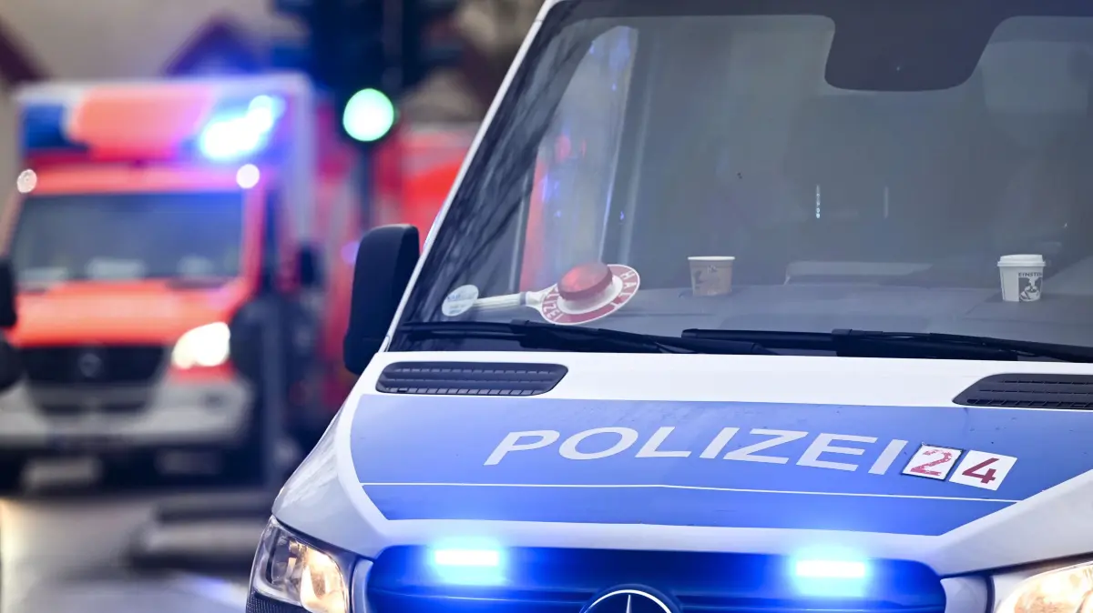 Ein Auto stürzte an der Bösebrücke in Berlin in das Gleisbett am S-Bahnhof Bornholmer Straße. Der tödliche Unfall führte zu massiven Sperrungen.