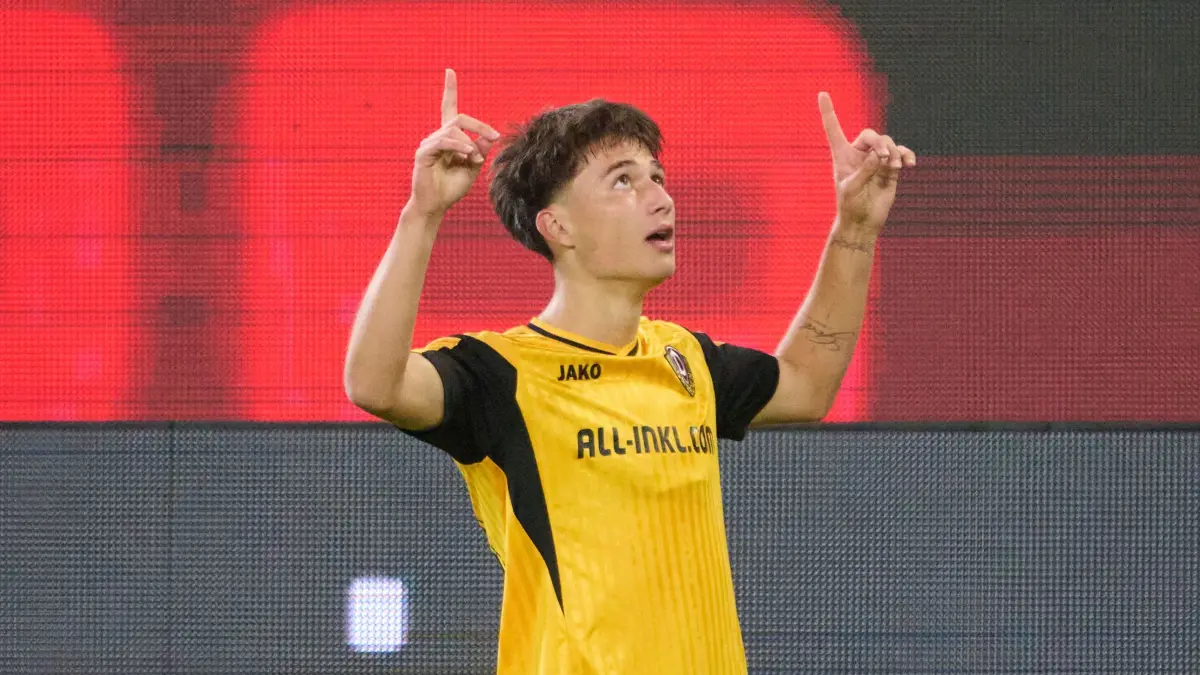 SG Dynamo Dresden - Hertha BSC: Fußball, Männer: 2. Bundesliga, SG Dynamo Dresden - Hertha BSC, 6. Spieltag, Rudolf-Harbig-Stadion, Patrice Covic (Dynamo Dresden) jubelt nach seinem Tor zum 1:0. (zu dpa: «Giftig und hitzig nur auf dem Rasen: Hertha siegt in Dresden»)