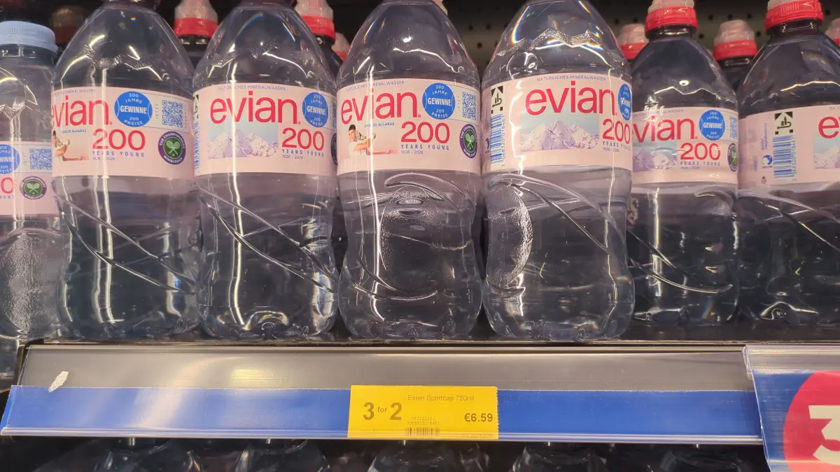 Die Wasserflaschen im Shop WHSmith im Flughafen BER an denen sich der Ärger im Netz entzündet hat.