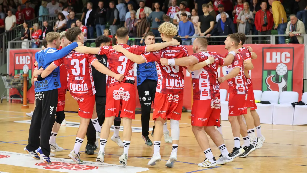 Handball Regionalliga Ostsee-Spree LHC Cottbus - TSG Lübbenau 41-28: Der LHC feiert den Derby-Sieg.