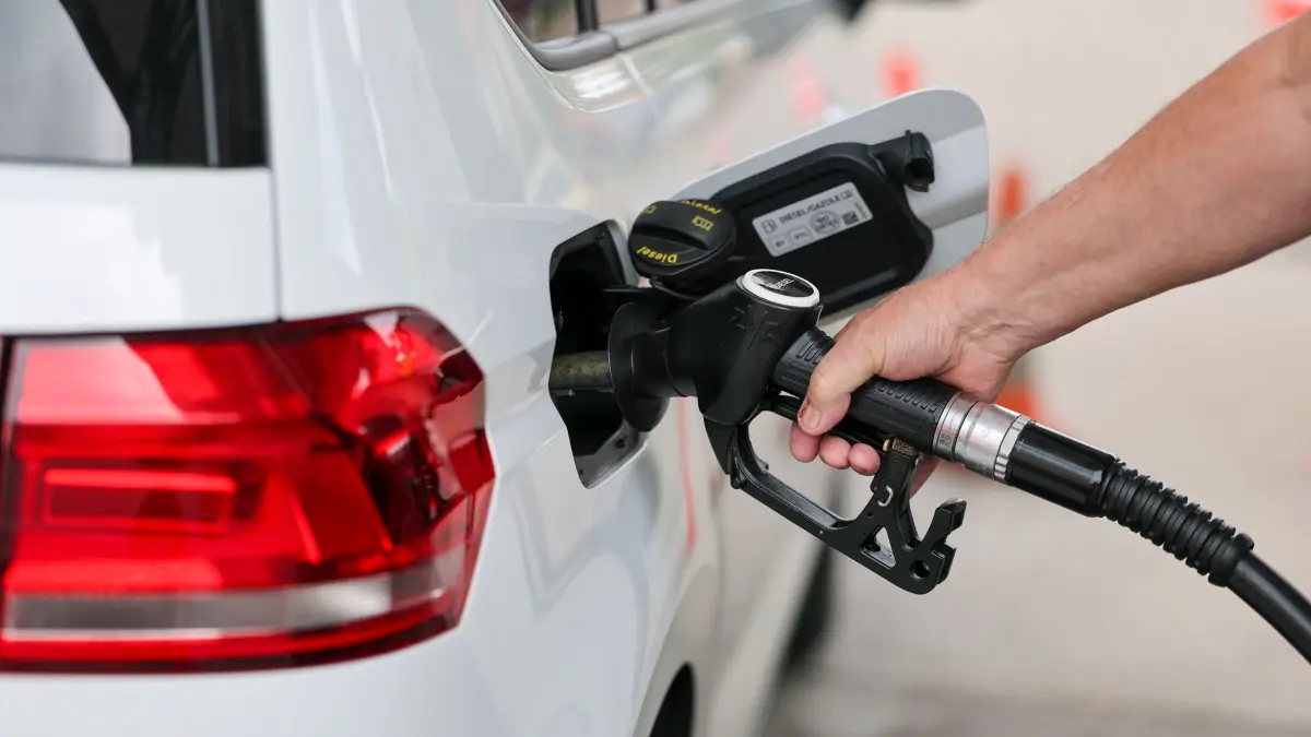 Spritpreise: ARCHIV - 03.09.2026, Sachsen-Anhalt, Lutherstadt Eisleben: Ein Mann betankt einen VW Touran mit Diesel an einer Tankstelle in Eisleben. Autofahren müssen gerade für Diesel und Benzin viel zahlen. (zu dpa: «Entlastung bei Spritpreisen - wie geht es jetzt weiter?») Foto: Jan Woitas/dpa +++ dpa-Bildfunk +++