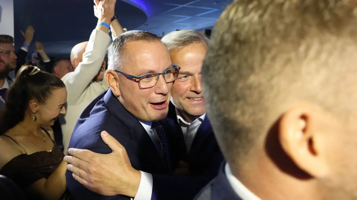 Landtagswahl Mecklenburg-Vorpommern - Wahlparty AfD: Tino Chrupalla (2.v.l), AfD-Bundesvorsitzender, und Leif-Erik Holm (AfD, r), Ministerpräsidentenkandidat der AfD und Direktkandidat im Wahlkreis Schwerin, reagieren auf der Wahlparty ihrer Partei in der Eventlocation Seeterasse. Die Landtagswahl in Mecklenburg-Vorpommern fand am Sonntag (20.09.2026) statt. (zu dpa: «Hochrechnungen: AfD knapp vor SPD in MV - CDU zittert»)