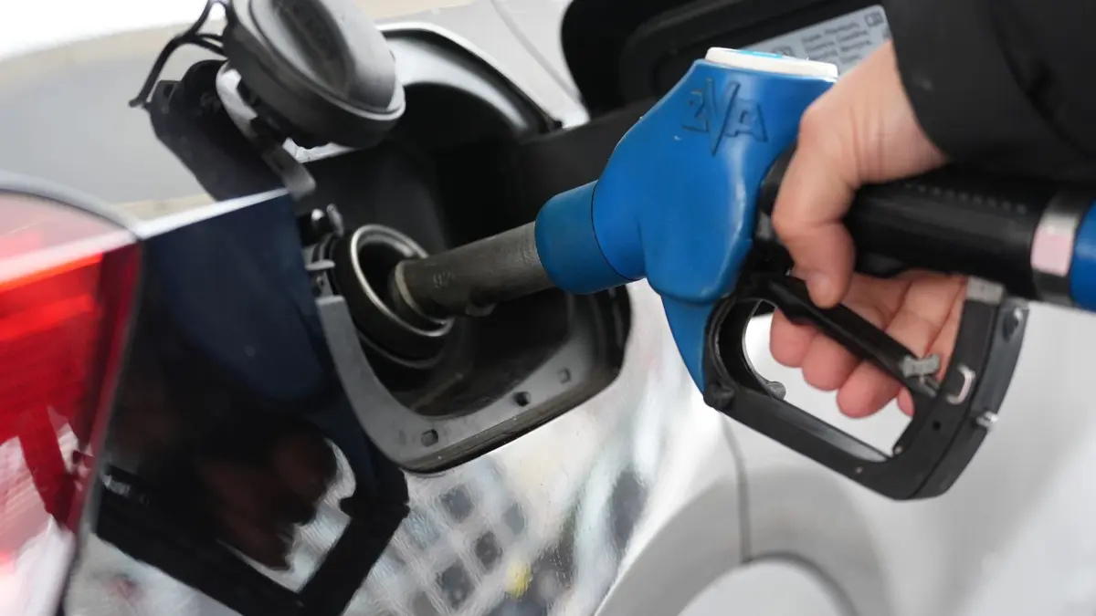 Tanken: Ein Mann tankt an einer Tankstelle ein Auto. (zu dpa: «Neuer Tankrabatt ab Oktober – Kritik an fehlendem Sparanreiz»)