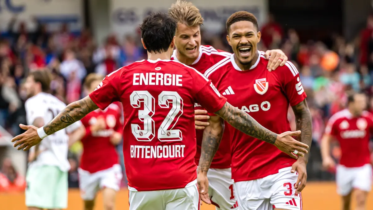 Energie Cottbus - FC St. Pauli: Fußball, Männer: 2. Bundesliga, Energie Cottbus - FC St. Pauli, 6. Spieltag, LEAG Energie Stadion. Torschütze Justin Butler (FC Energie Cottbus, r-l) jubelt nach seinem Treffer mit Moritz Hannemann (FC Energie Cottbus) und Leonardo Bittencourt (FC Energie Cottbus)