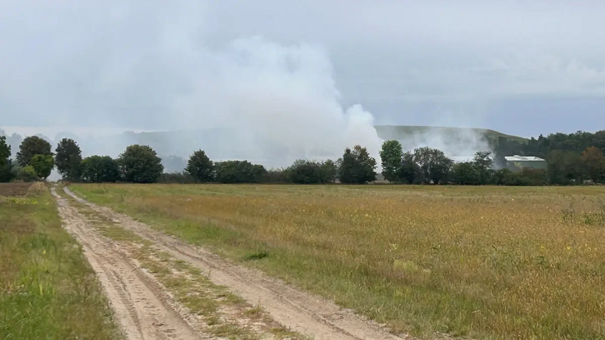 Dichte Rauchwolken stehen über dem Recyclinghof der Firma Alba im Cottbuser Ortsteil Saspow.