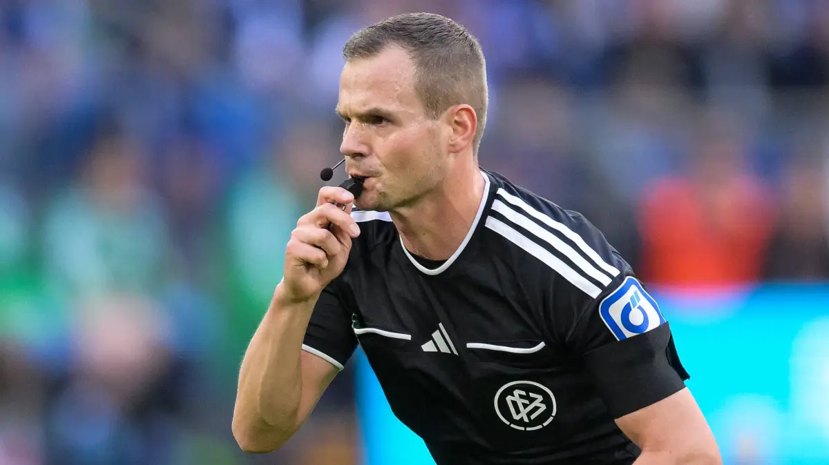 Fußball, 1. Bundesliga, 20260920, FC Schalke 04 - SC 07 Elversberg: Fußball, 1. Bundesliga, 20260920, FC Schalke 04 - SC 07 Elversberg. Im Bild Schiedsrichter Robin BRAUN. Gelsenkirchen Veltins-Arena Nordrhein-Westfalen Deutschland *** Soccer, Bundesliga 1, 20260920, FC Schalke 04 vs. SC 07 Elversberg. Pictured: Referee Robin BRAUN, Gelsenkirchen, Veltins Arena, North Rhine-Westphalia, Germany Copyright: Passion2Press/MarkusxFischerx