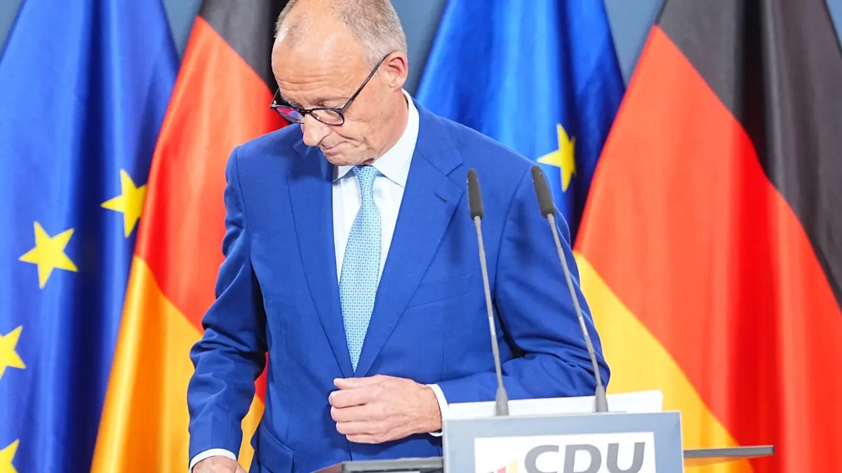 Wahlen aus Bundessicht - CDU: Bundeskanzler Friedrich Merz (CDU) verlässt nach einer Ansprache nach den Wahlen in Berlin und Mecklenburg-Vorpommern im Konrad-Adenauer-Haus die Bühne. Am Sonntag (20.09.2026) fanden in Mecklenburg-Vorpommern und Berlin die Wahlen zum Landtag beziehungsweise Abgeordnetenhaus statt. (zu dpa: «CDU stürzt im Nordosten ab – Linke in Berlin stärkste Kraft»)