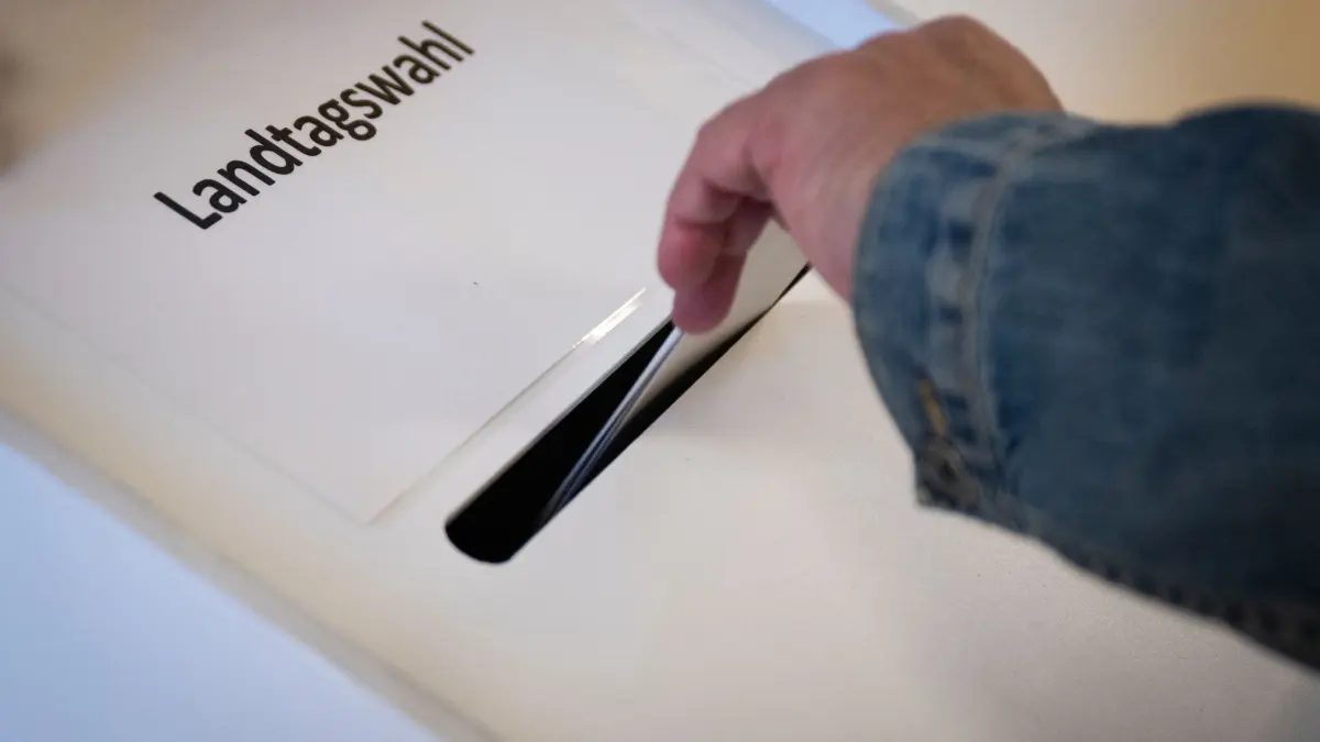 Landtagswahl Mecklenburg-Vorpommern - Öffnung der Wahllokale: Ein Wähler wirft seinen Stimmzettel in die Wahlurne in einem Wahllokal. Die Landtagswahl in Mecklenburg-Vorpommern findet am 20.09.2026 statt. (zu dpa: «Richtungswahl: Gespannter Blick auf Mecklenburg-Vorpommern»)