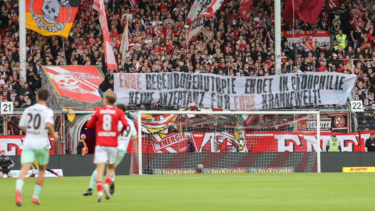 Fussball 2. Bundesliga, FC Energie Cottbus - FC St. Pauli: 20.09.2026, xtgx, Fussball 2. Bundesliga, FC Energie Cottbus - FC St. Pauli, v.l. Symbolfoto, Symbolbild, Symbol Fans, Zuschauer, Publikum, Tribuene Spruchband Banner Eure Regenbogenutopie endet in Pädophilie. Keine Akzeptanz für eure kranke Welt DFL/DFB REGULATIONS PROHIBIT ANY USE OF PHOTOGRAPHS as IMAGE SEQUENCES and/or QUASI-VIDEO Cottbus *** September 20, 2026, xtgx, Soccer, 2. Bundesliga, FC Energie Cottbus vs. FC St. Pauli, from left: stock photo, stock image, fans, spectators, audience, Grandstand banner: Your rainbow utopia ends in pedophilia. No acceptance for your sick world. DFL DFB regulations prohibit any use of photographs as image sequences and/or quasi-video. Cottbus