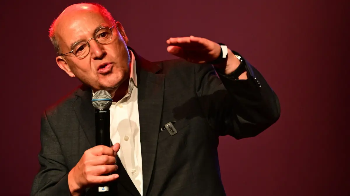 Abgeordnetenhaus-Wahl Berlin - Wahlparty Die Linke: 20.09.2026, Berlin: Gregor Gysi (Die Linke), Mitglied des Deutschen Bundestages, spricht auf einer Wahlparty der Berliner Linken im Festsaal Kreuzbergl. Am Sonntag (20.09.2026) fand in Berlin die Wahl zum Abgeordnetenhaus statt. Foto: Sebastian Gollnow/dpa +++ dpa-Bildfunk +++