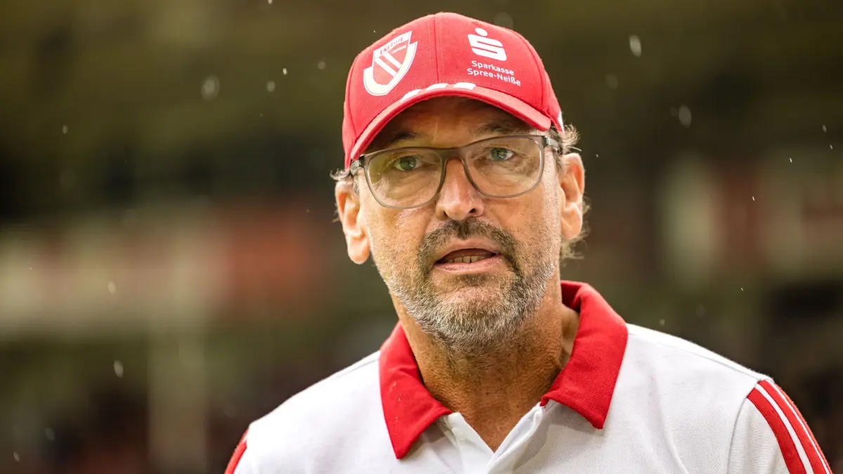 Energie Cottbus - FC St. Pauli: Fußball, Männer: 2. Bundesliga, Energie Cottbus - FC St. Pauli, 6. Spieltag, LEAG Energie Stadion. Trainer Claus-Dieter Wollitz (FC Energie Cottbus) läuft im Stadion.