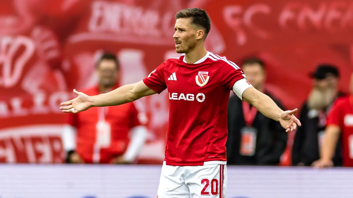 Energie Cottbus - FC St. Pauli: Fußball, Männer: 2. Bundesliga, Energie Cottbus - FC St. Pauli, 6. Spieltag, LEAG Energie Stadion. Axel Borgmann (FC Energie Cottbus) gestikuliert.
