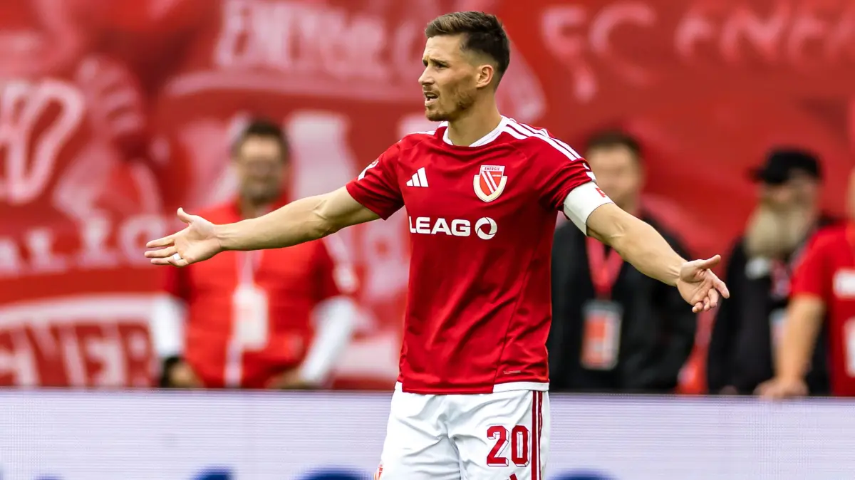Energie Cottbus - FC St. Pauli: Fußball, Männer: 2. Bundesliga, Energie Cottbus - FC St. Pauli, 6. Spieltag, LEAG Energie Stadion. Axel Borgmann (FC Energie Cottbus) gestikuliert.